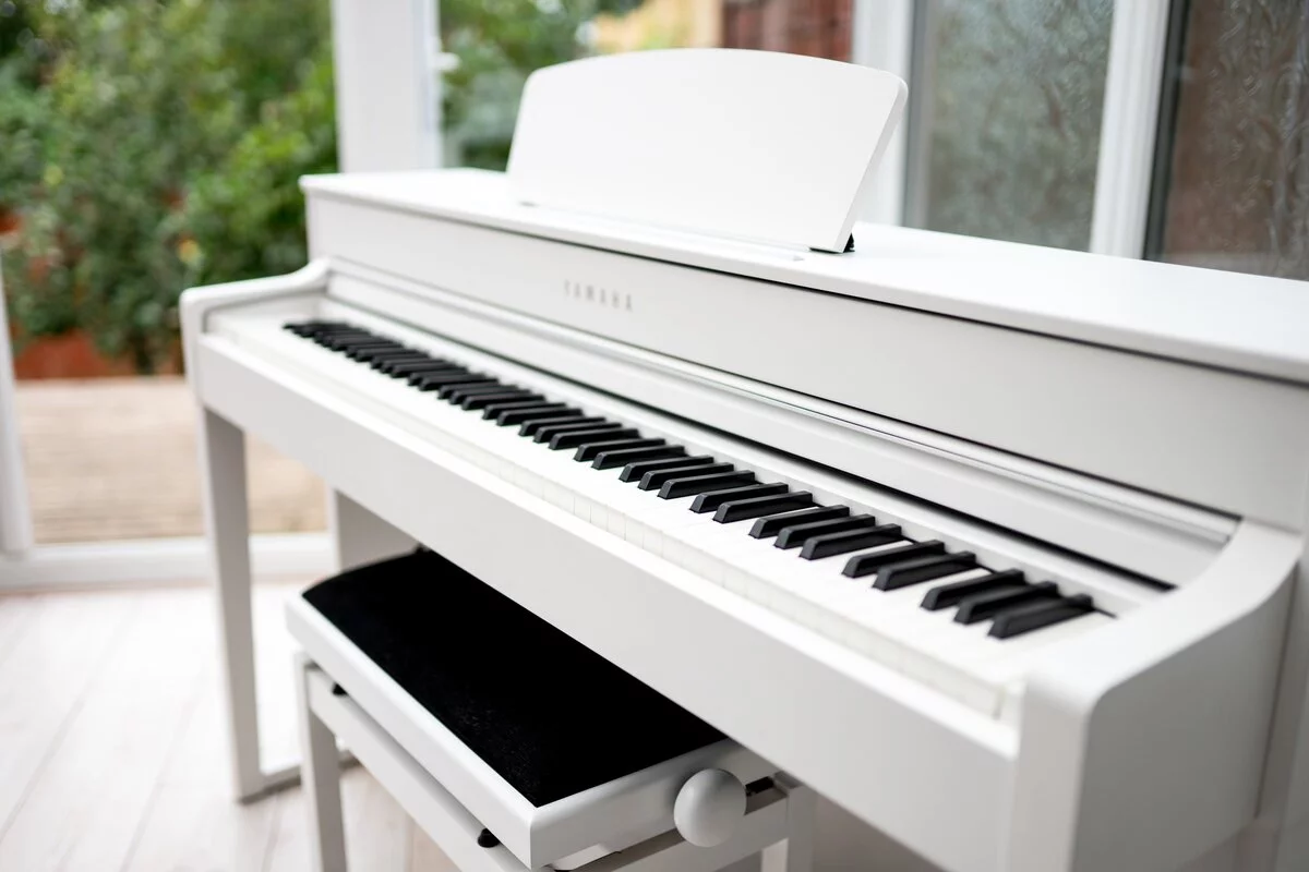 YAMAHA CLP-545 WH