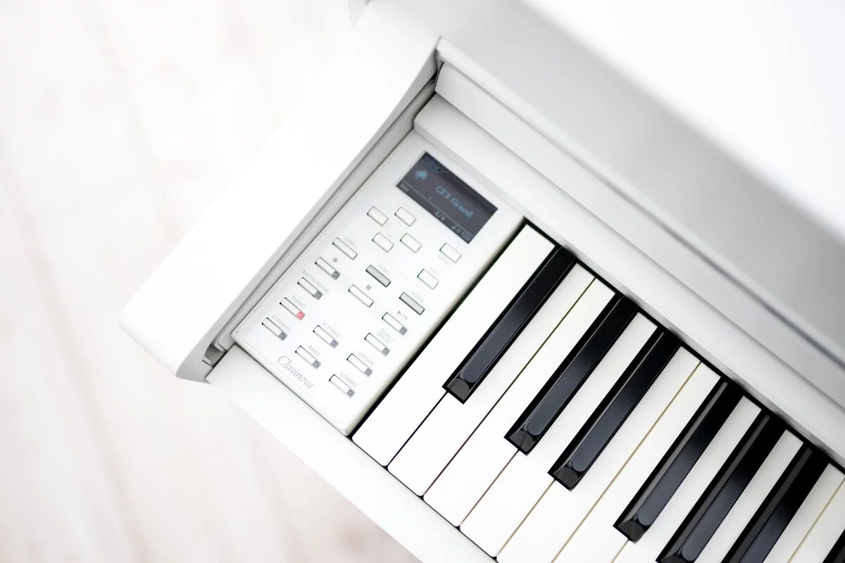YAMAHA CLP-545 WH