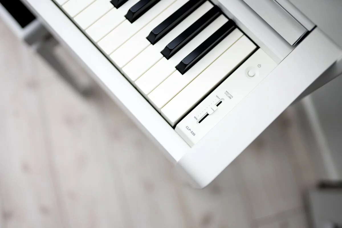 YAMAHA CLP-545 WH