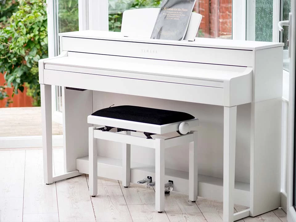 YAMAHA CLP-545 WH