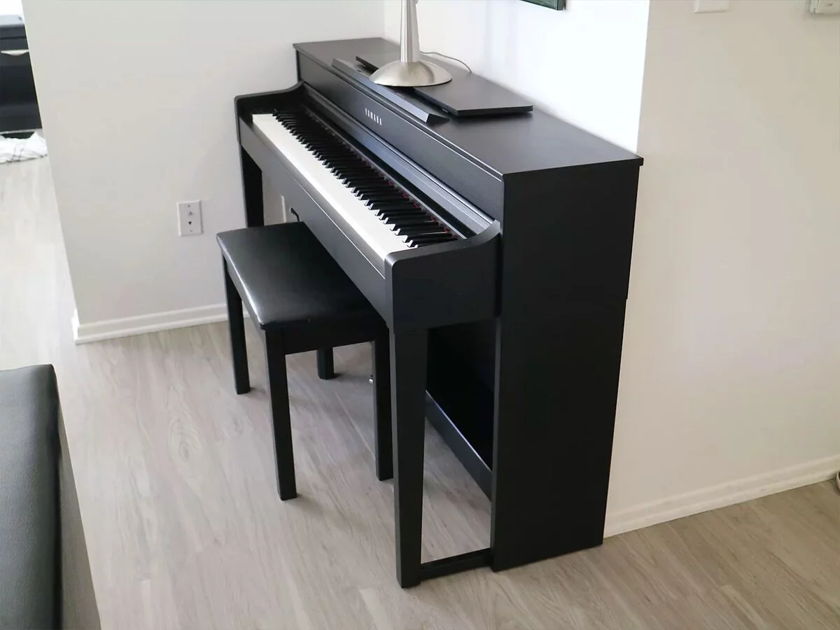 YAMAHA CLP-545 B – Mặt sau và hệ thống dây đàn Yamaha