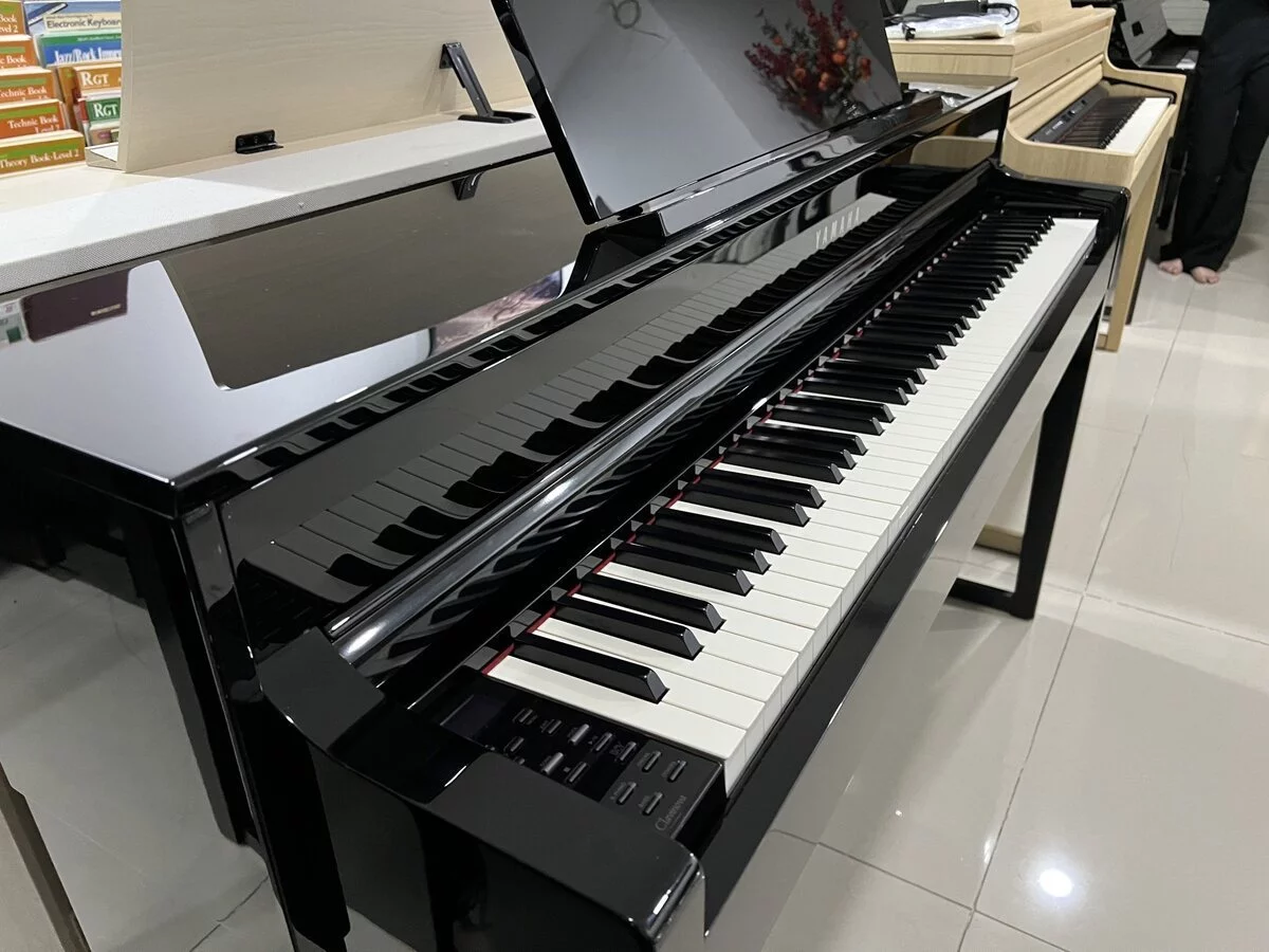 YAMAHA CLP-575 PE