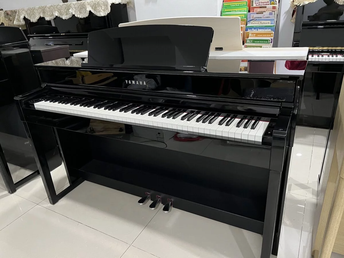 YAMAHA CLP-575 PE