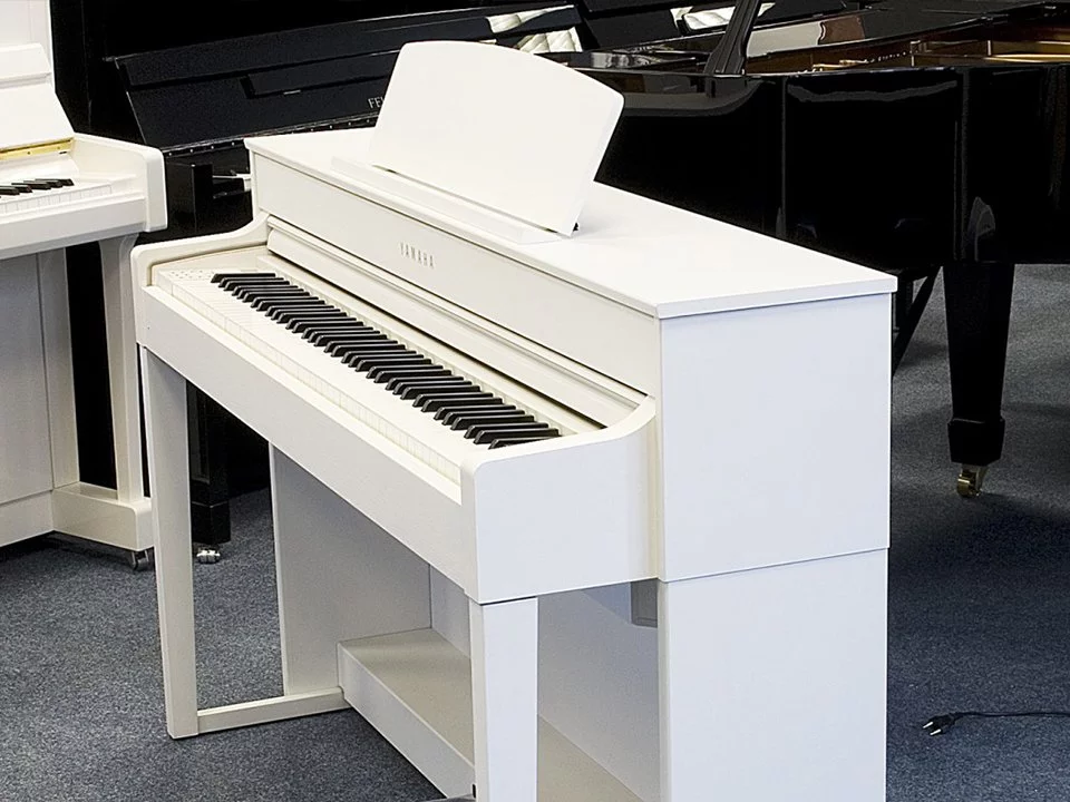 YAMAHA CLP-575 WH