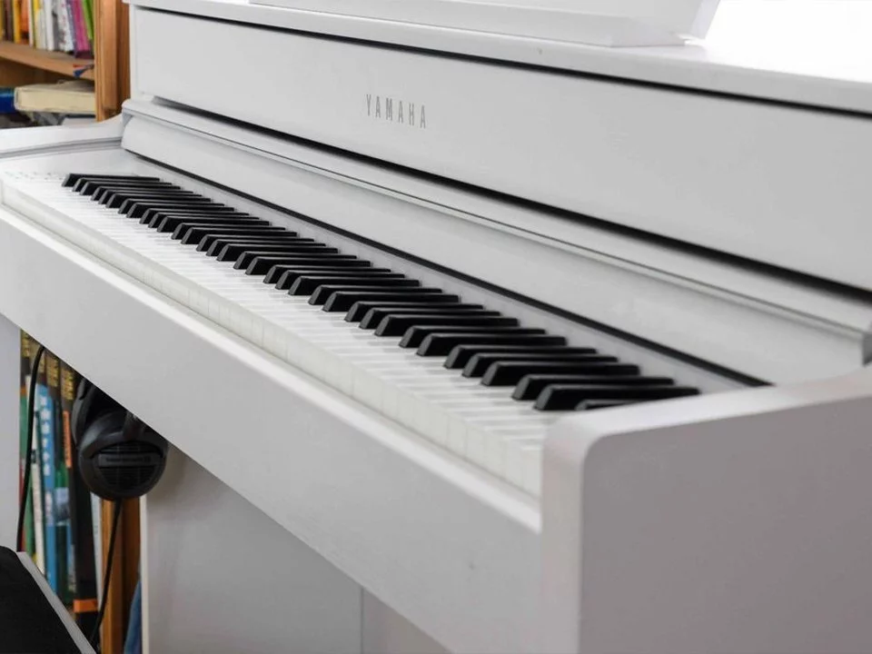 YAMAHA CLP-575 WH