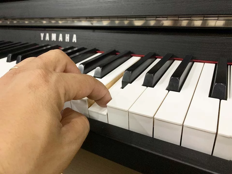 YAMAHA CLP-585 B