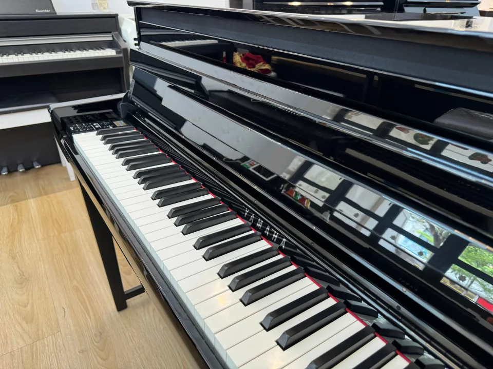 YAMAHA CLP-685 PE – Mặt sau và hệ thống dây đàn Yamaha