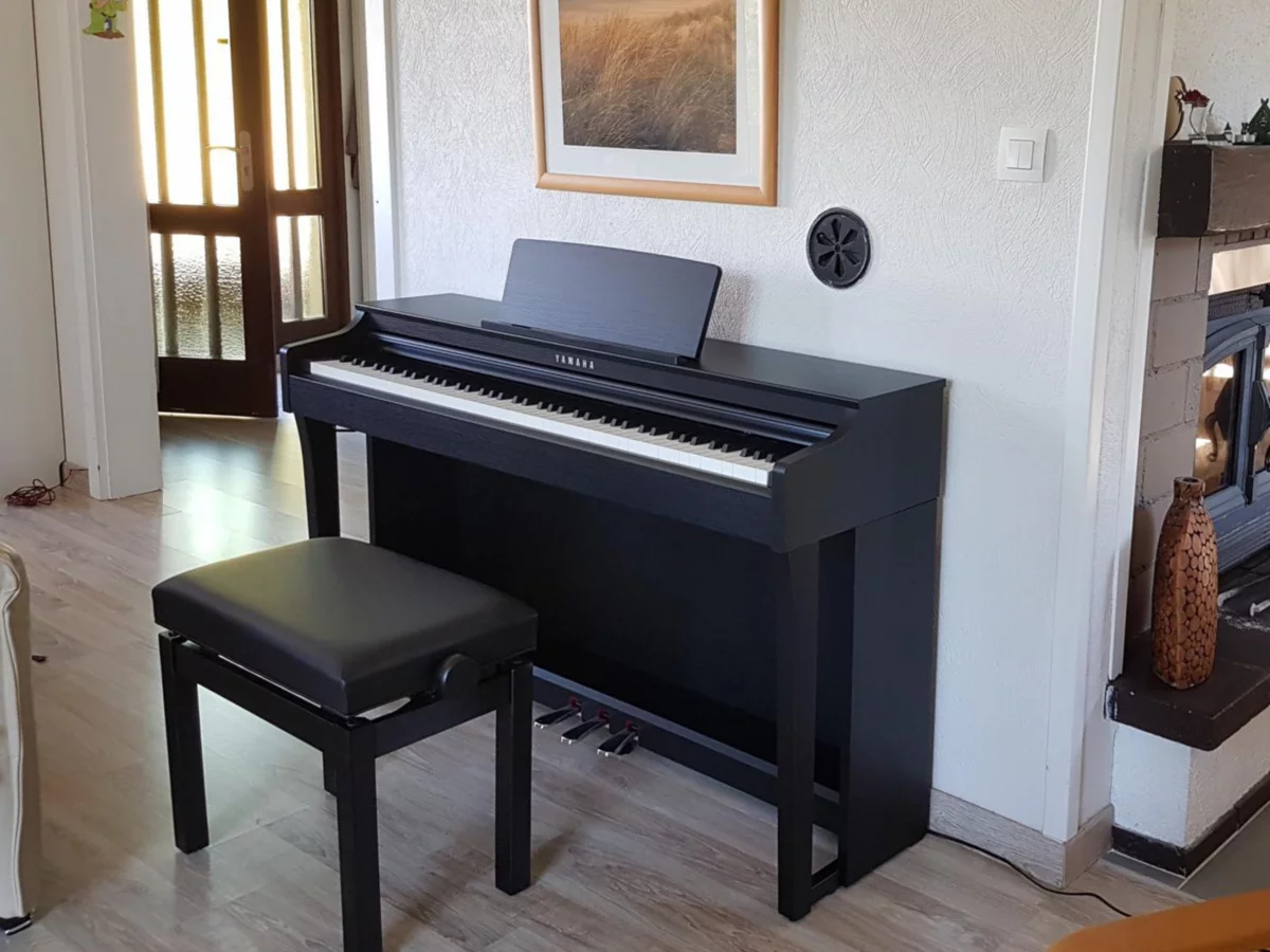 YAMAHA CLP-725 B - Đàn Piano Yamaha tại Elite Piano