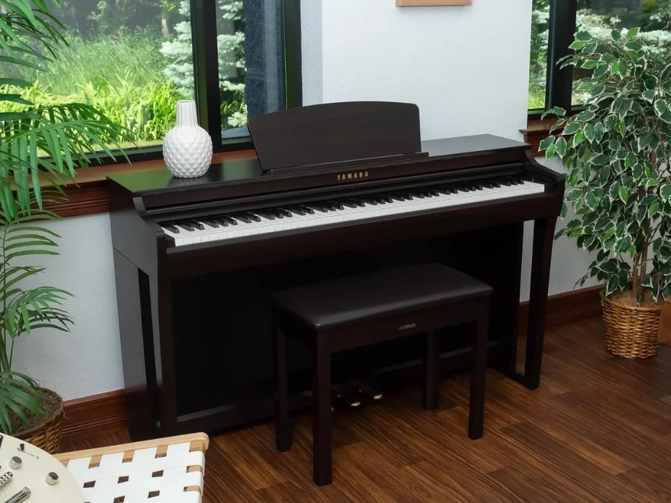 YAMAHA CLP-725 R – Mặt sau và hệ thống dây đàn Yamaha