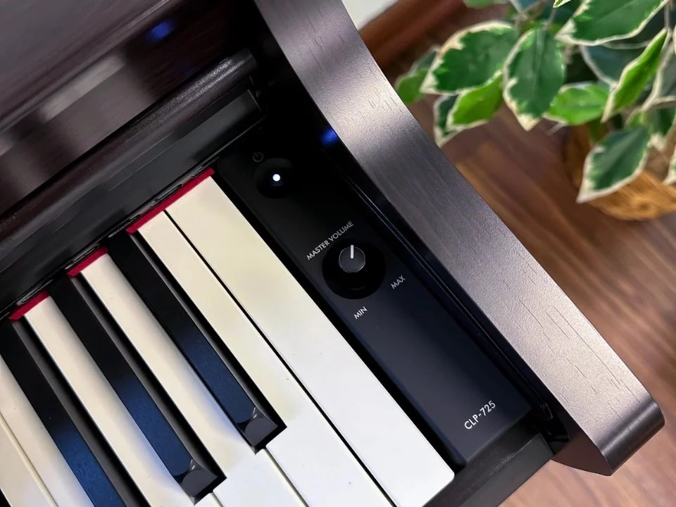 YAMAHA CLP-725 R – Ghế đàn và phụ kiện đi kèm