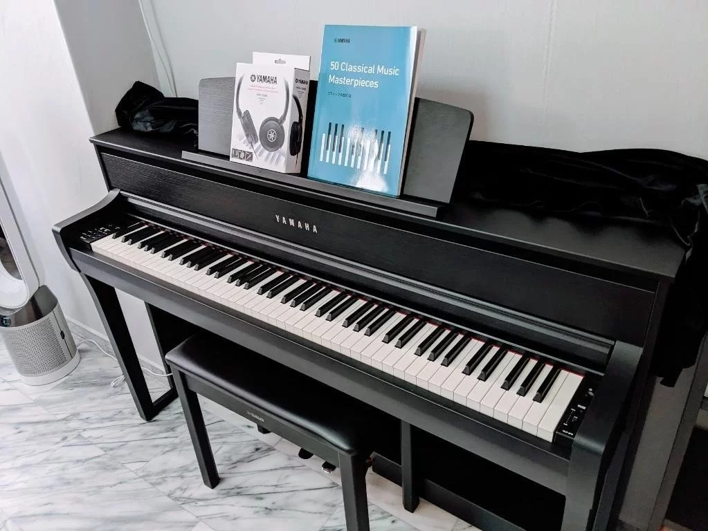 YAMAHA CLP-735 B