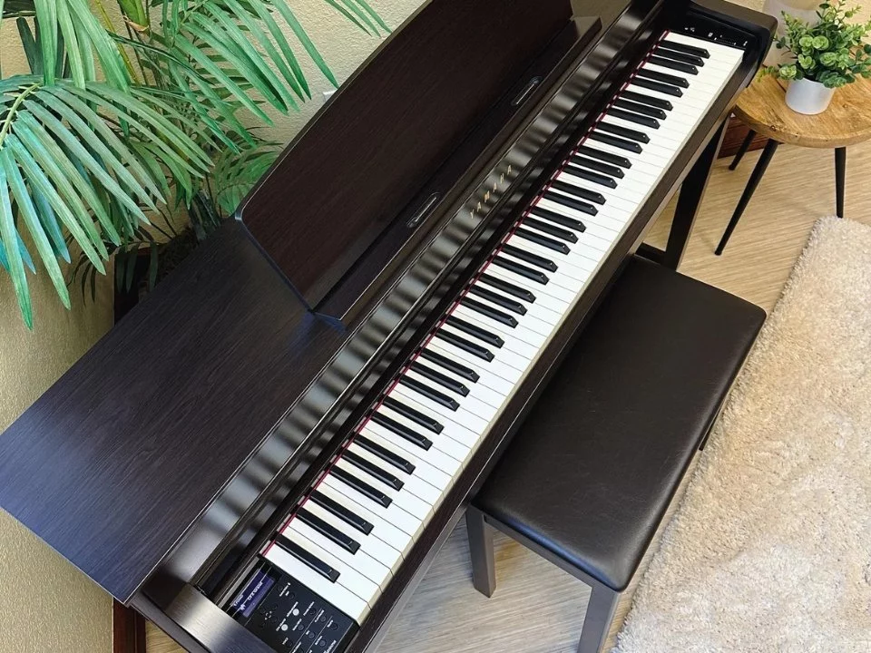 YAMAHA CLP-745 R – Mặt sau và hệ thống dây đàn Yamaha