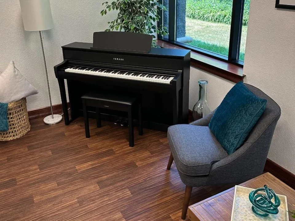 YAMAHA CLP-775 B (USED) tại Elite Piano TP.HCM – Không gian trưng bày