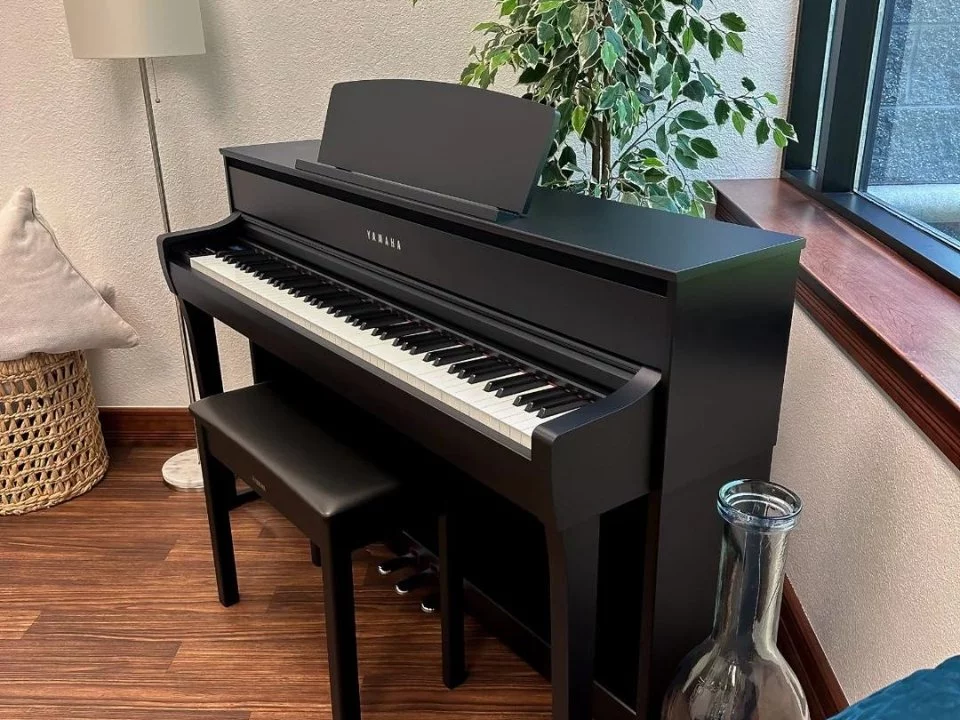 YAMAHA CLP-775 B (USED)
