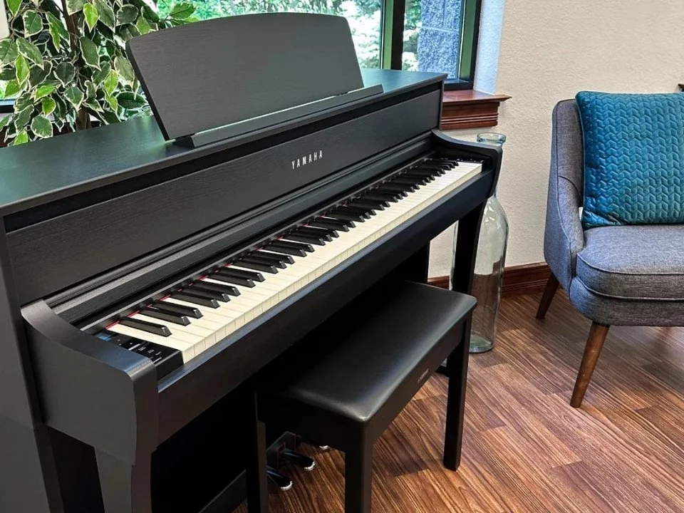 YAMAHA CLP-775 B (USED) – Ghế đàn và phụ kiện đi kèm