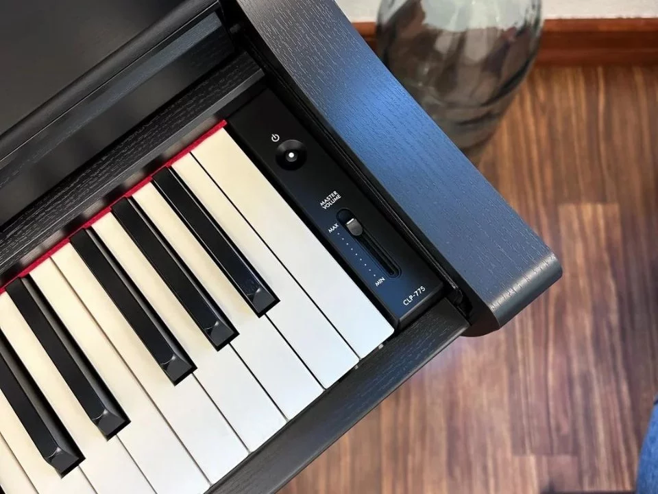 YAMAHA CLP-775 B (USED) – Góc nhìn nghiêng thể hiện đường nét tinh tế