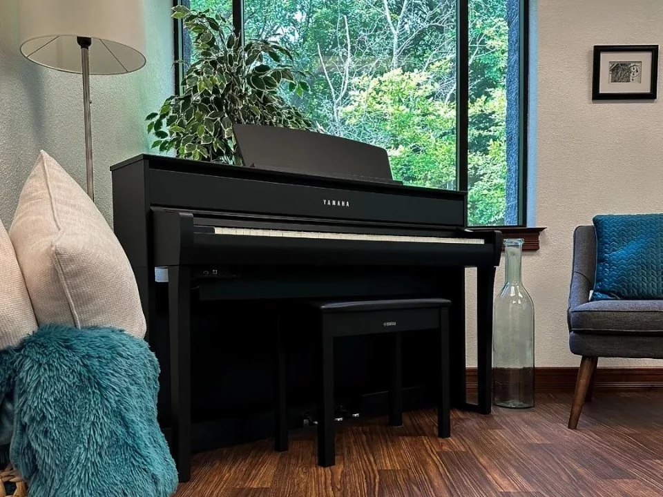 YAMAHA CLP-775 B