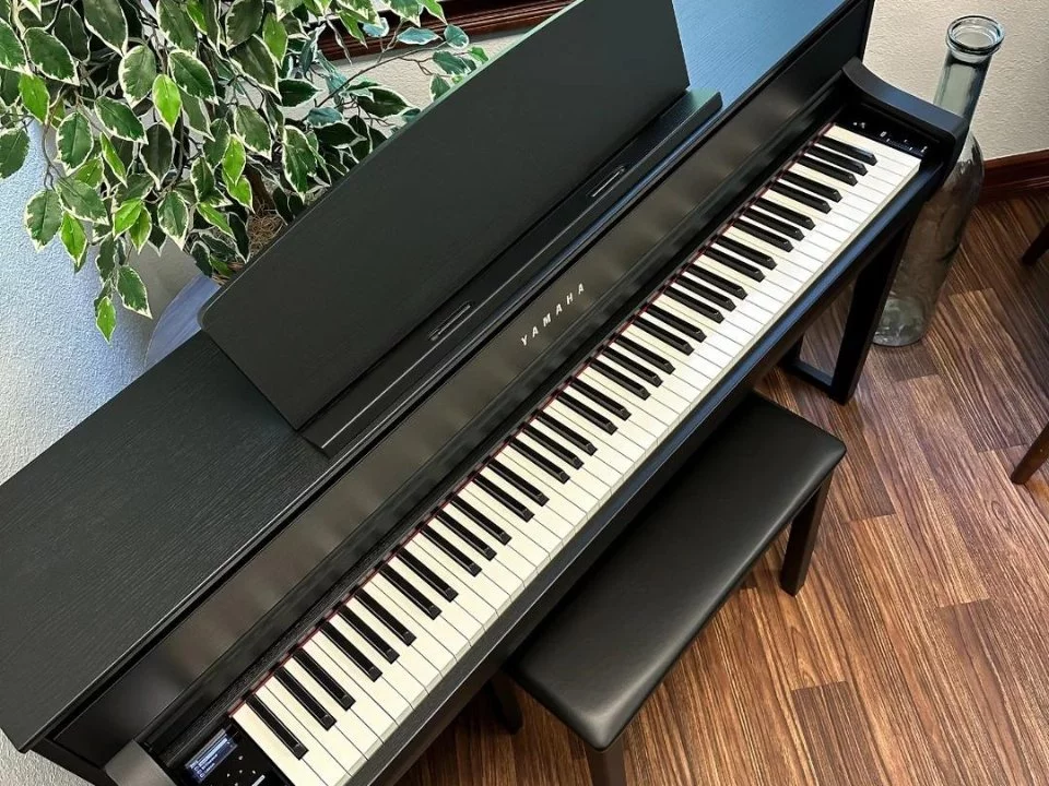 YAMAHA CLP-775 B
