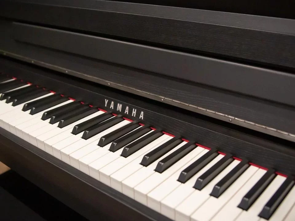 YAMAHA CLP-785 B (USED) – Mặt sau và hệ thống dây đàn Yamaha
