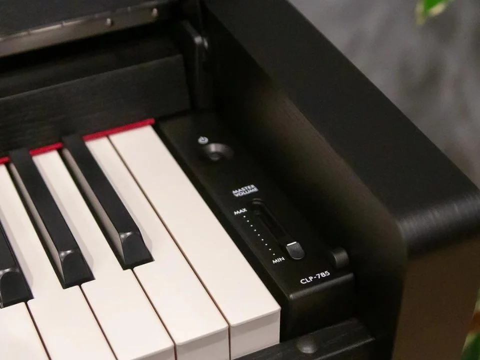 YAMAHA CLP-785 B