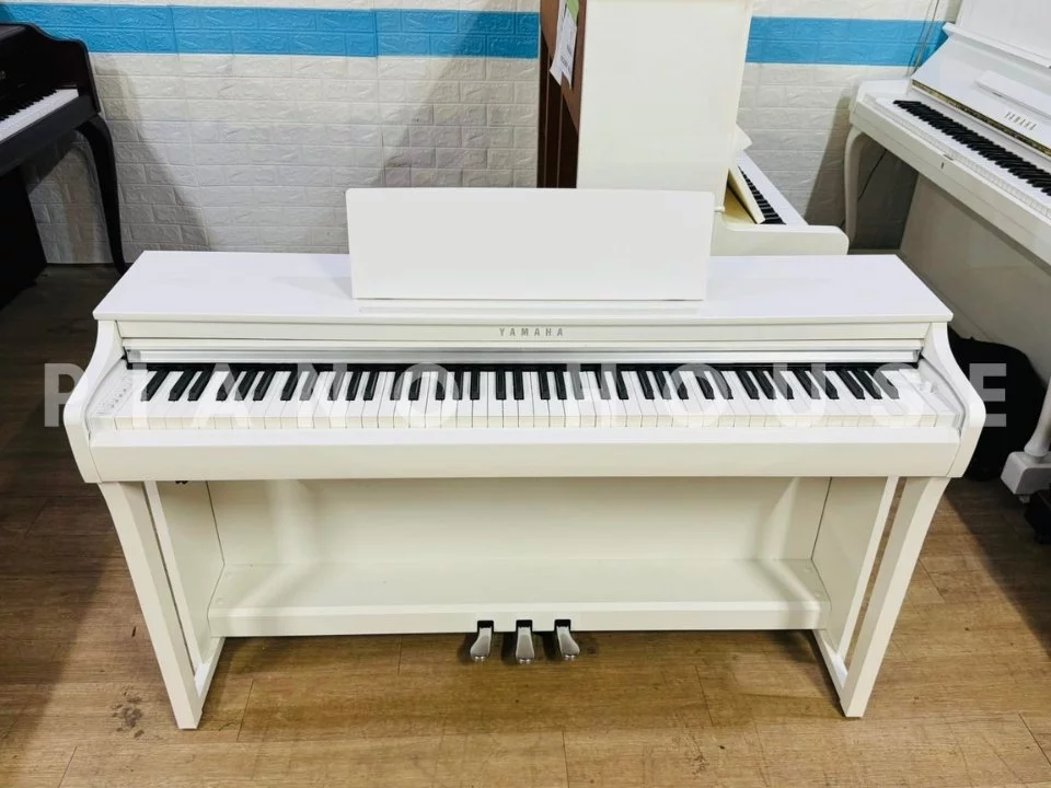 YAMAHA CLP-825 WH