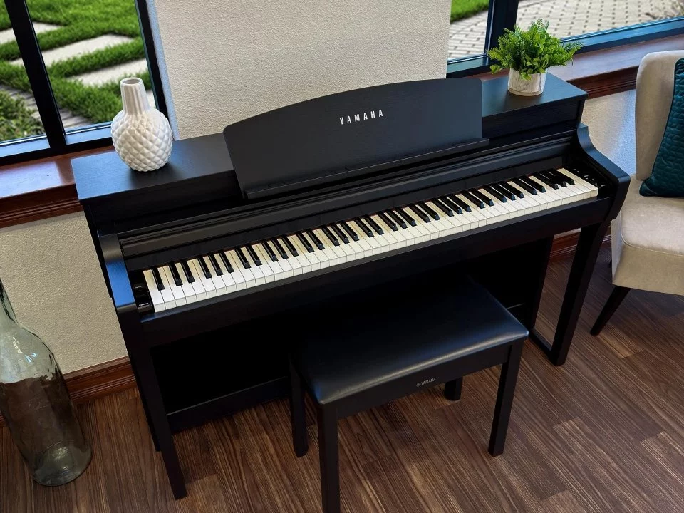 YAMAHA CSP-255 B – Mặt sau và hệ thống dây đàn Yamaha