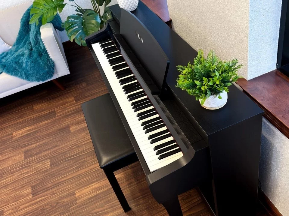 YAMAHA CSP-255 B – Ghế đàn và phụ kiện đi kèm