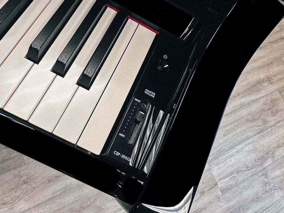 YAMAHA CSP-295GP PE – Mặt sau và hệ thống dây đàn Yamaha