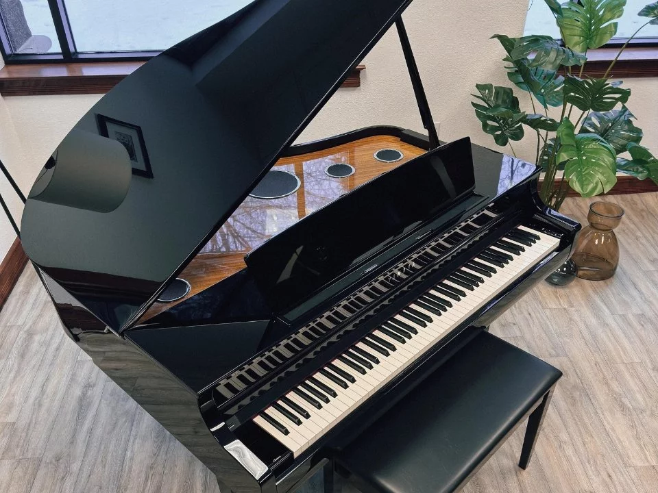 YAMAHA CSP-295GP PE – Góc nhìn nghiêng thể hiện đường nét tinh tế