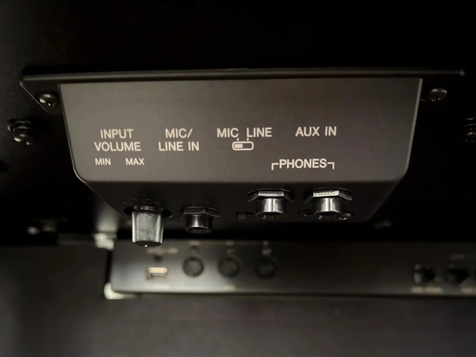 YAMAHA CSP-295 – Ghế đàn và phụ kiện đi kèm