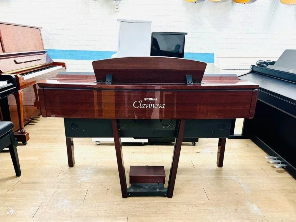 YAMAHA CVP-609 PM – Mặt sau và hệ thống dây đàn Yamaha