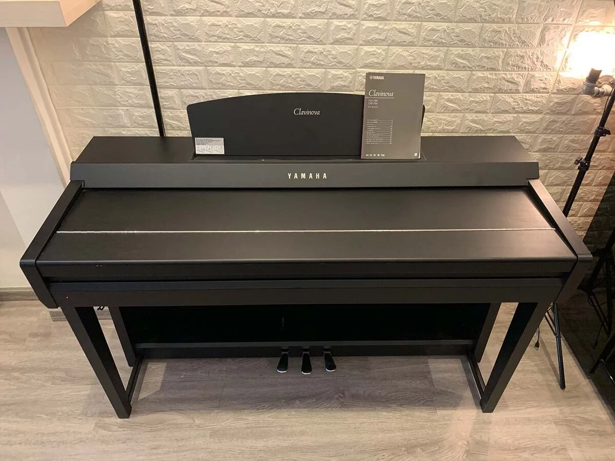 YAMAHA CVP-705 B