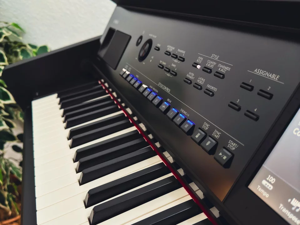 Yamaha CVP-909 B – Mặt sau và hệ thống dây đàn Yamaha