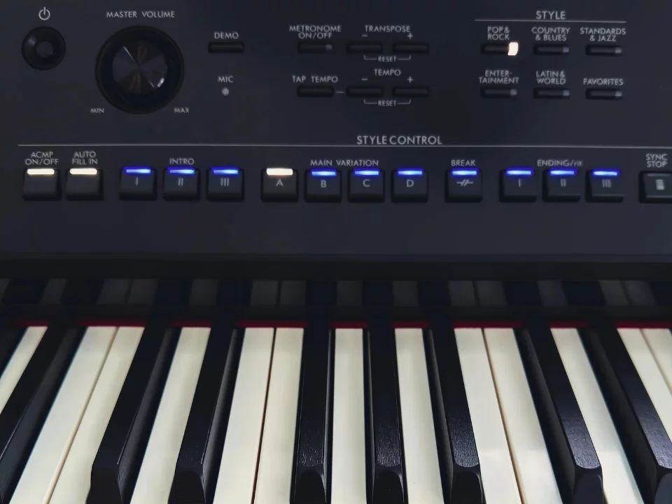 Yamaha CVP-909 B – Ghế đàn và phụ kiện đi kèm