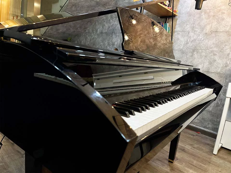 YAMAHA DGP7 – Mặt sau và hệ thống dây đàn Yamaha