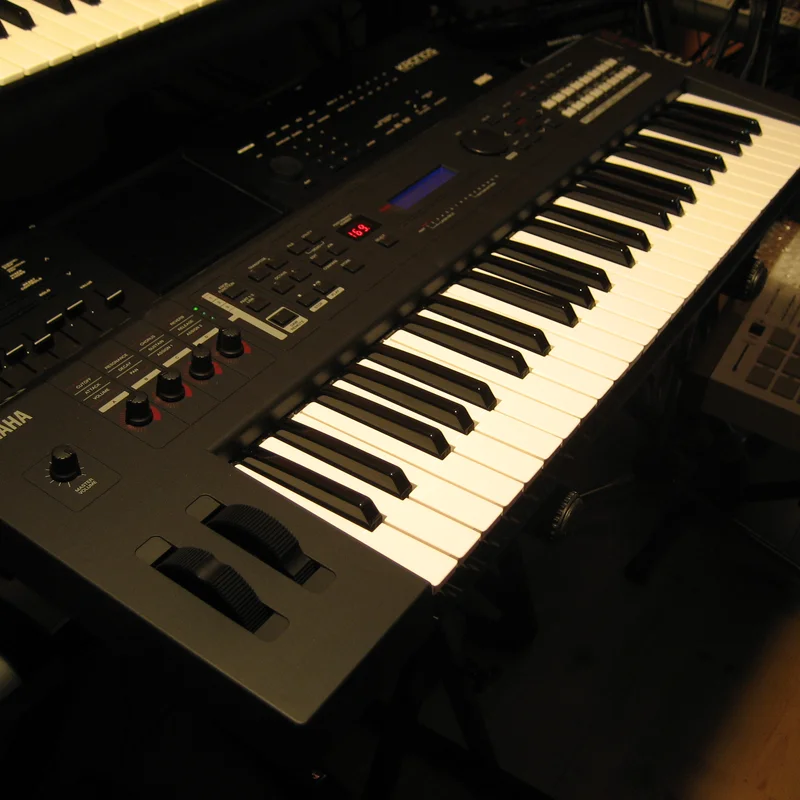 Review Yamaha MOTIF MX49 – Hình ảnh thực tế tại showroom Elite Piano
