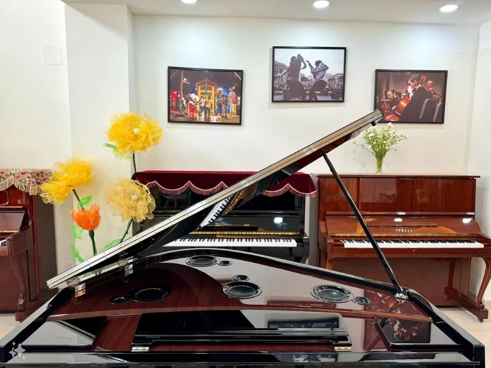 AVANT GRAND N3X (NEW) – Mặt sau và hệ thống dây đàn Yamaha