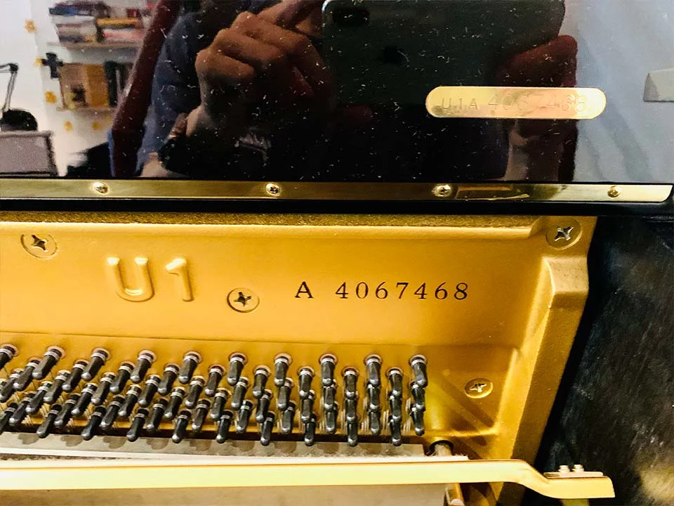 YAMAHA U1A – Mặt sau và hệ thống dây đàn Yamaha