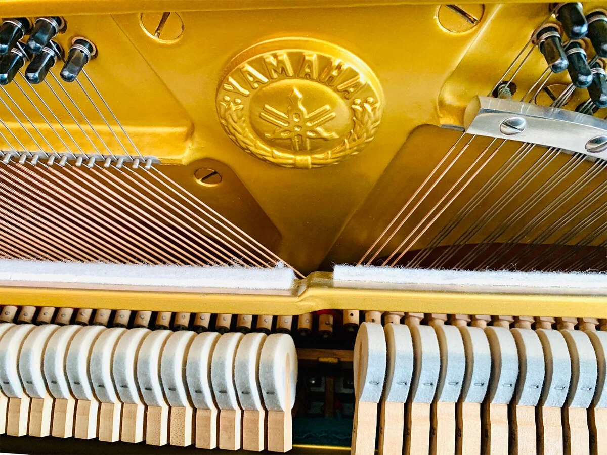 YAMAHA U1H – Mặt sau và hệ thống dây đàn Yamaha