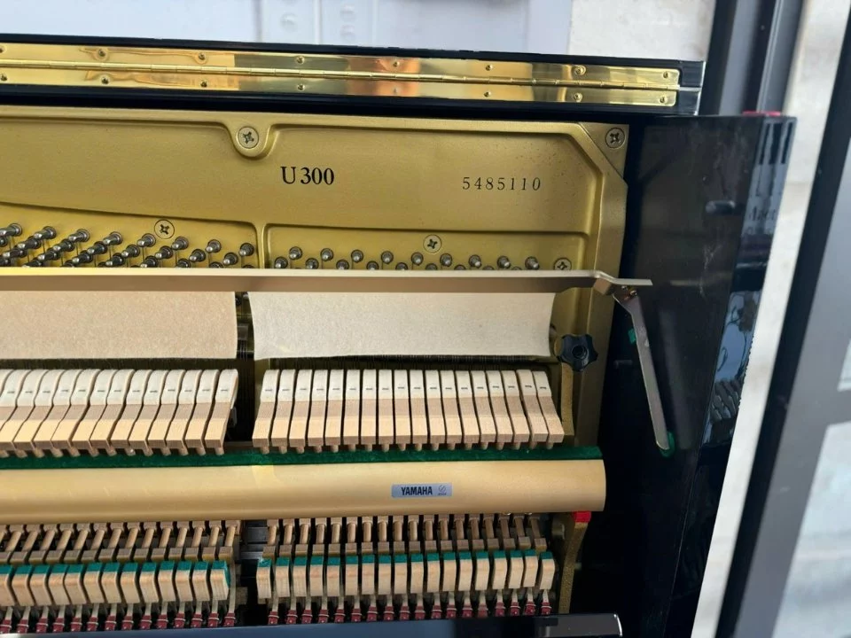 YAMAHA U300 – Mặt sau và hệ thống dây đàn Yamaha