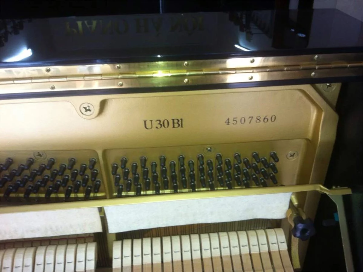 Đàn piano Yamaha YAMAHA U30BL Disk Player – Chi tiết bàn phím