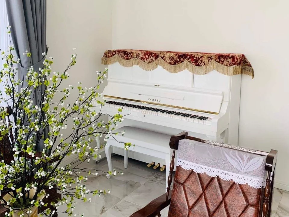 YAMAHA W106 WH – Toàn cảnh thiết kế tại Elite Piano