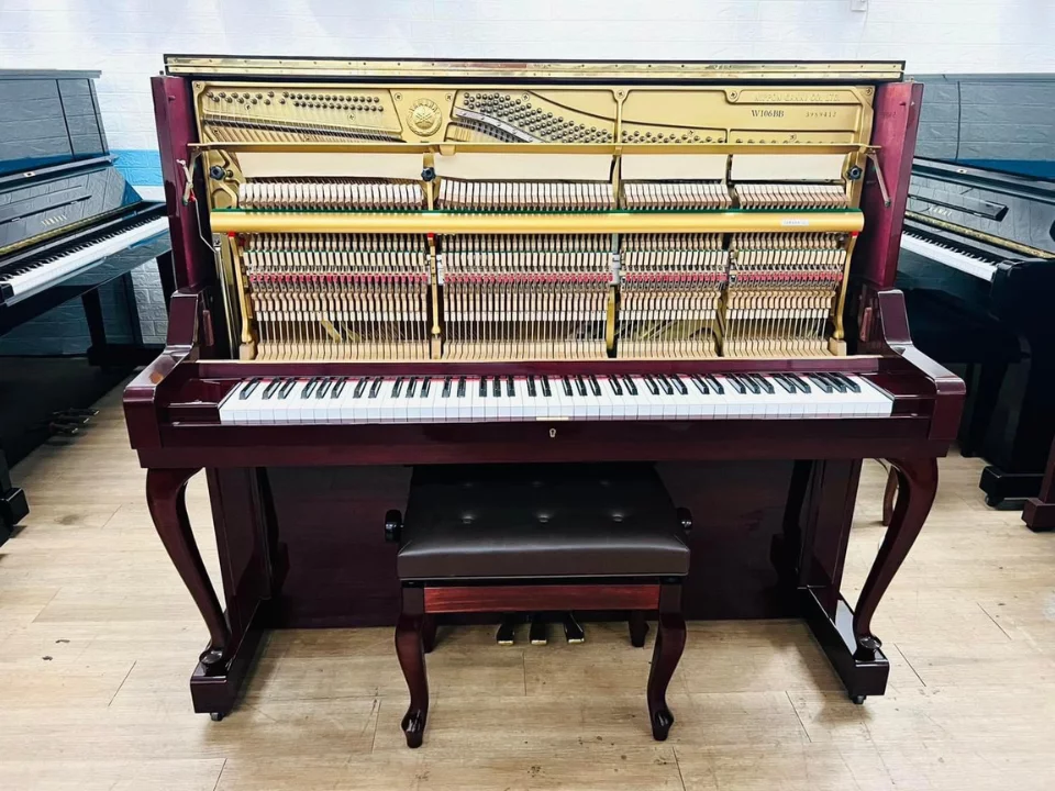 YAMAHA W106BB – Mặt sau và hệ thống dây đàn Yamaha