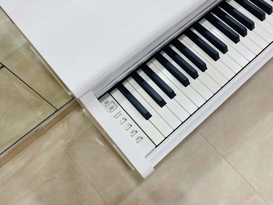 YAMAHA YDP-164 WH – Mặt sau và hệ thống dây đàn Yamaha
