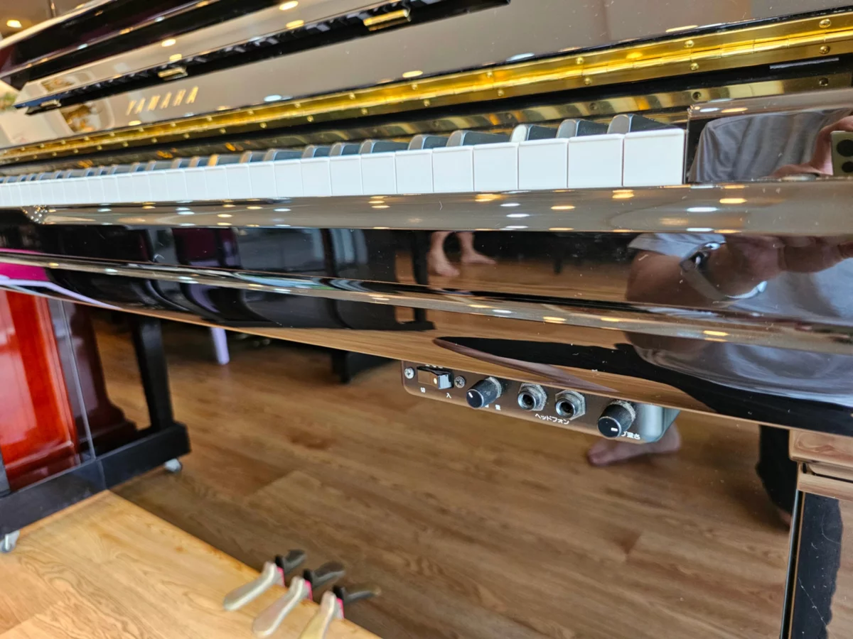 Đàn piano Yamaha YAMAHA YU30SEB – Chi tiết bàn phím