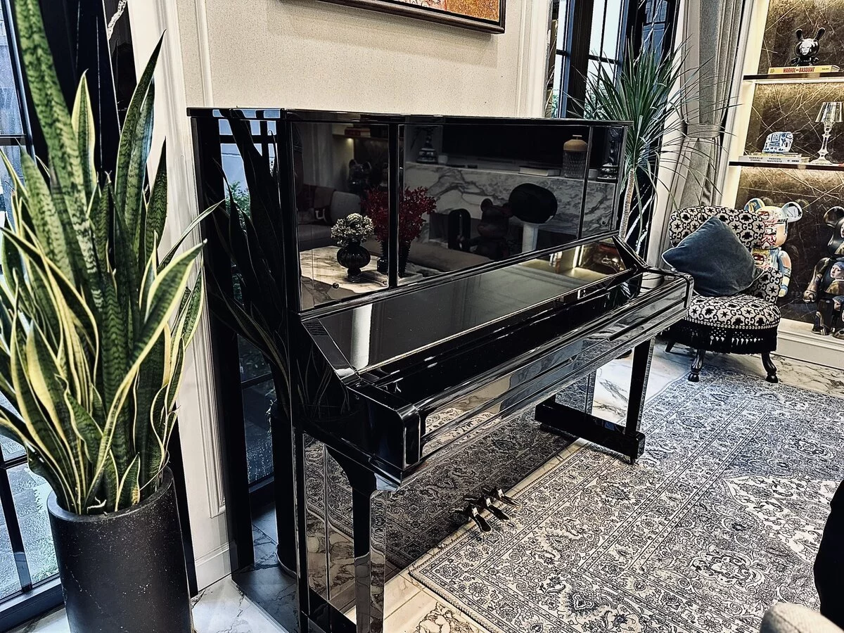 YAMAHA YU30SEB – Mặt sau và hệ thống dây đàn Yamaha