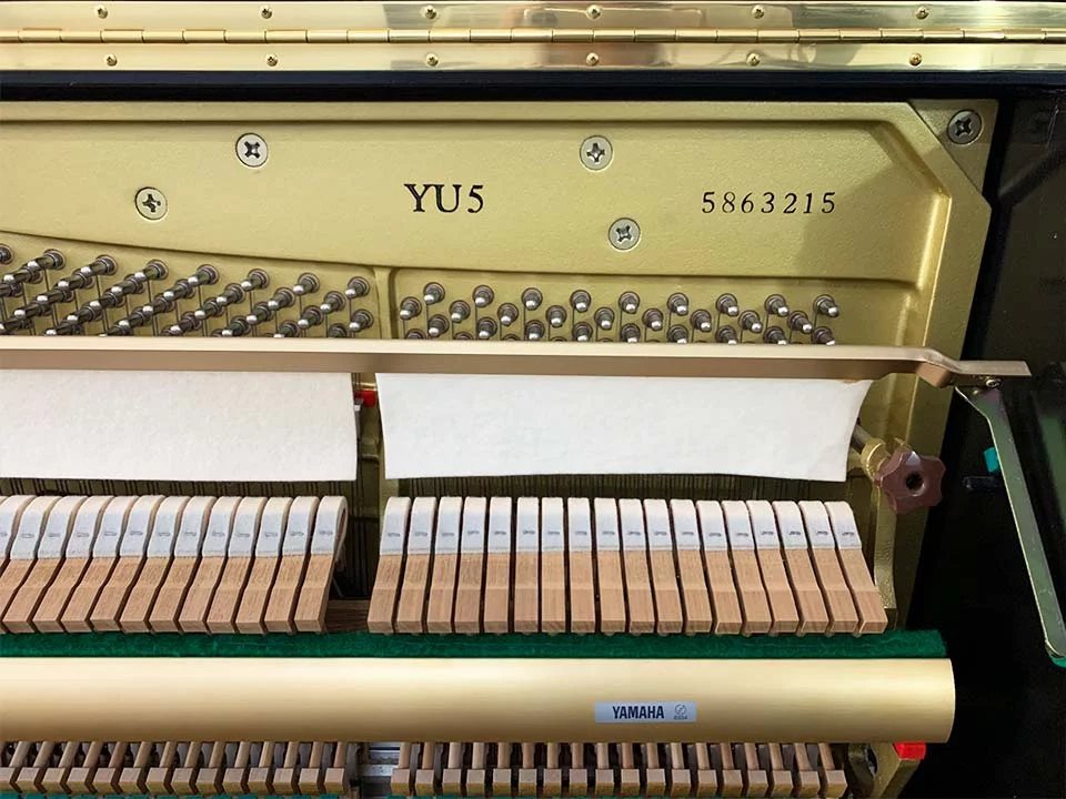 YAMAHA YU5 – Mặt sau và hệ thống dây đàn Yamaha