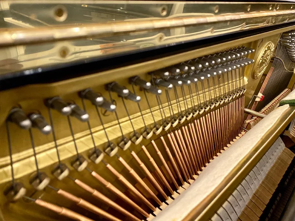 YAMAHA YUA – Mặt sau và hệ thống dây đàn Yamaha